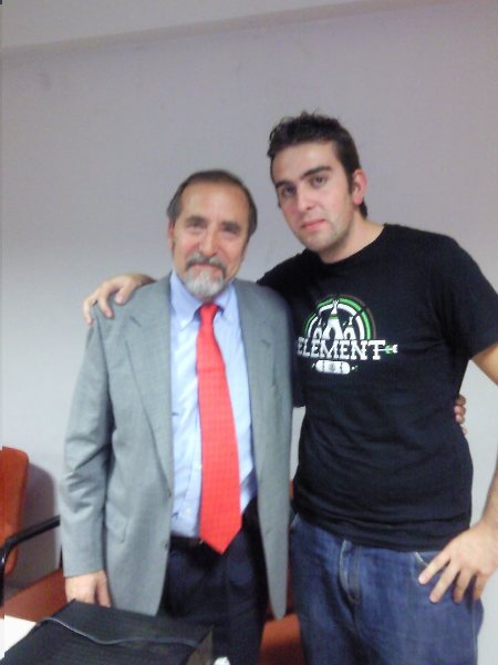 Nuestro compañero Victor, autor del artículo, con el Diputado por Madrid. Experiencia y juventud son una seña de nuestros valores